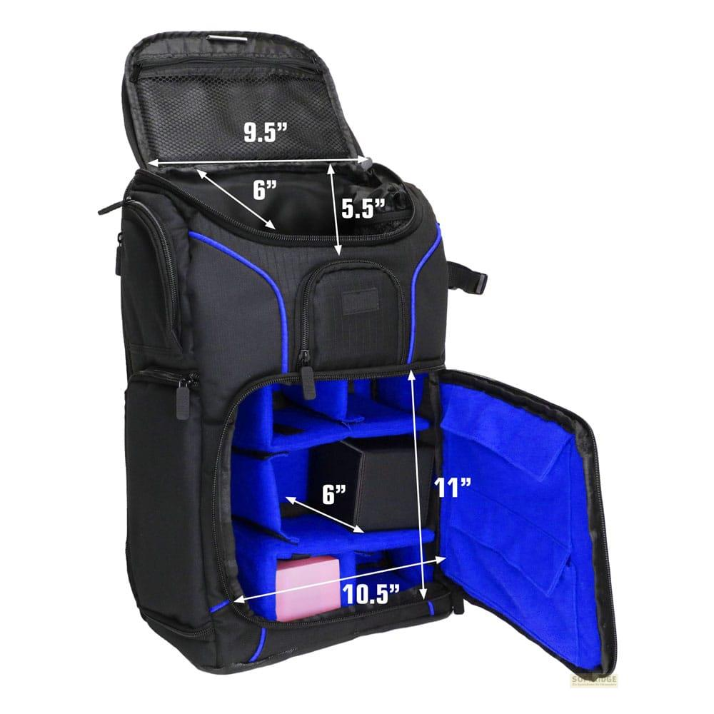 Schwarzer Rucksack mit blauem Futter. Offene Fächer zeigen Maße.