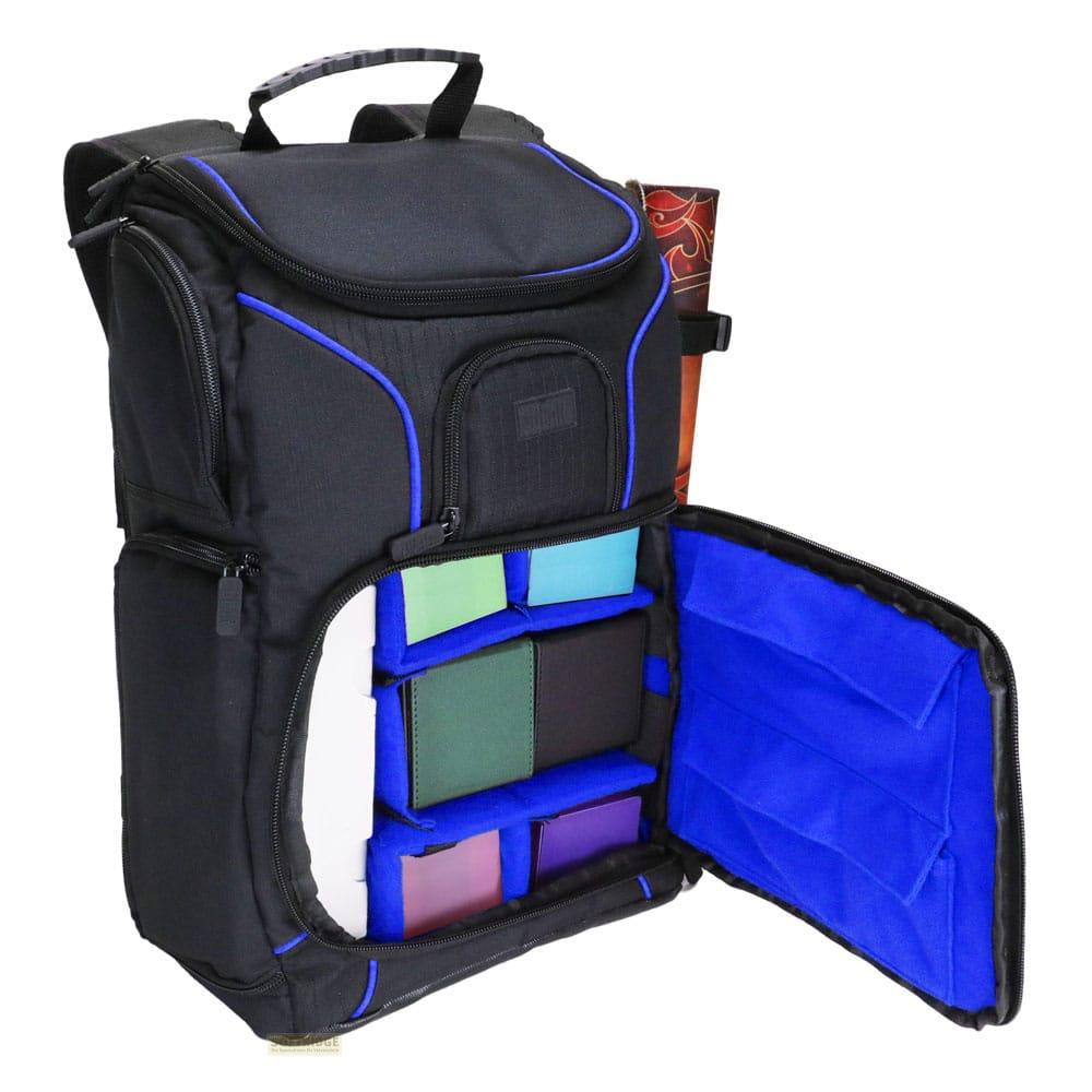 Ein schwarzer Rucksack mit blauen Akzenten, der offen ist und Fächer für Karten zeigt.