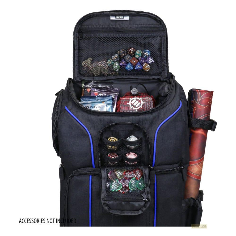 Schwarzer Rucksack mit blauem Rand, gefüllt mit Würfeln, Karten und Spielzubehör.