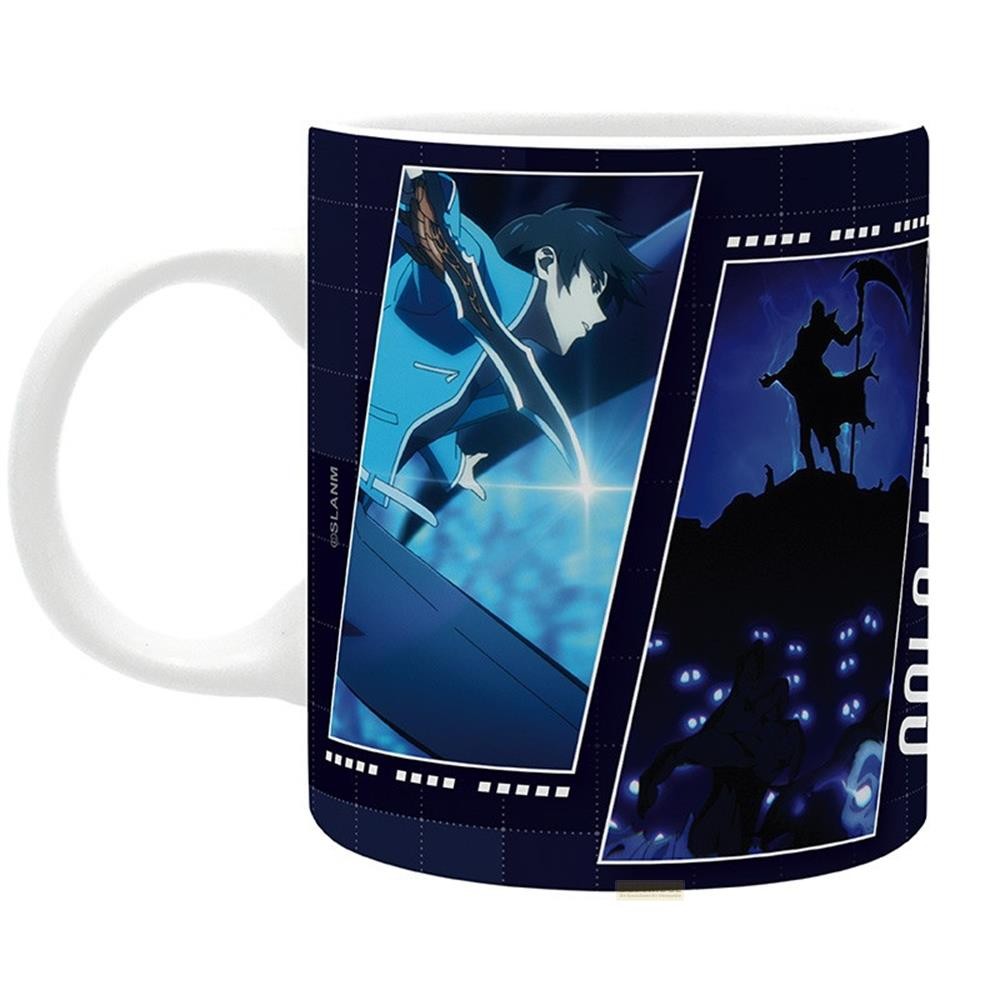 Una taza con escenas de anime: un hombre de azul y una figura oscura con guadaña.