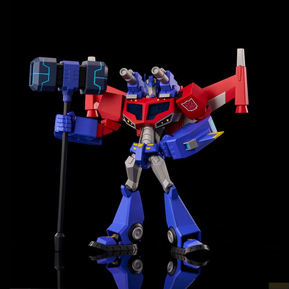 Un robot blu e rosso tiene un martello blu con accenti neri.