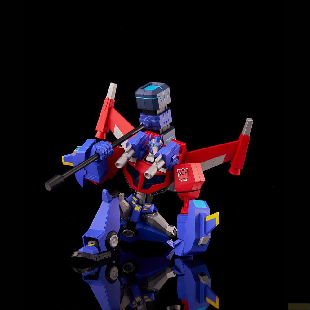Una figura Transformer blu e rossa in ginocchio su sfondo nero.