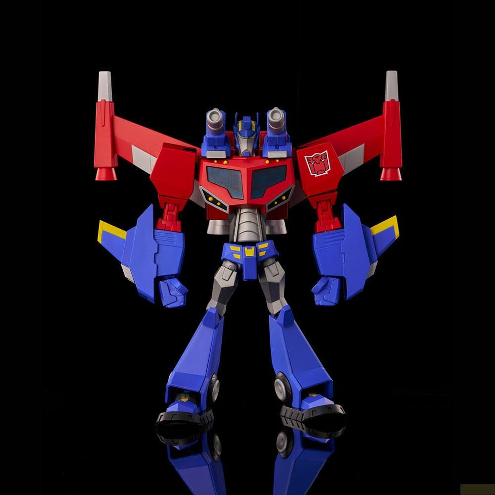Un transformer blu e rosso con ali si erge su sfondo nero.