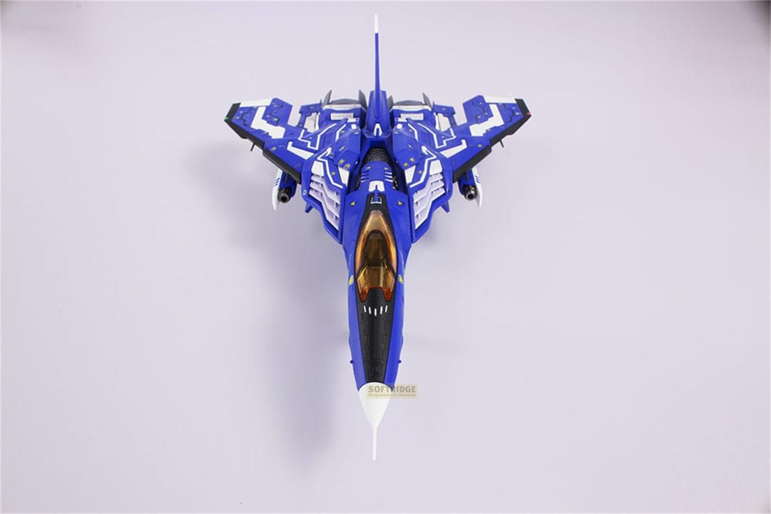 Ein blaues Kampfjet-Modell mit weißen Akzenten auf grauem Hintergrund.