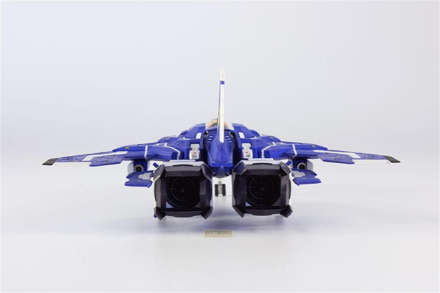 Ein blaues Spielzeugflugzeug mit zwei großen Triebwerken, von hinten gesehen.