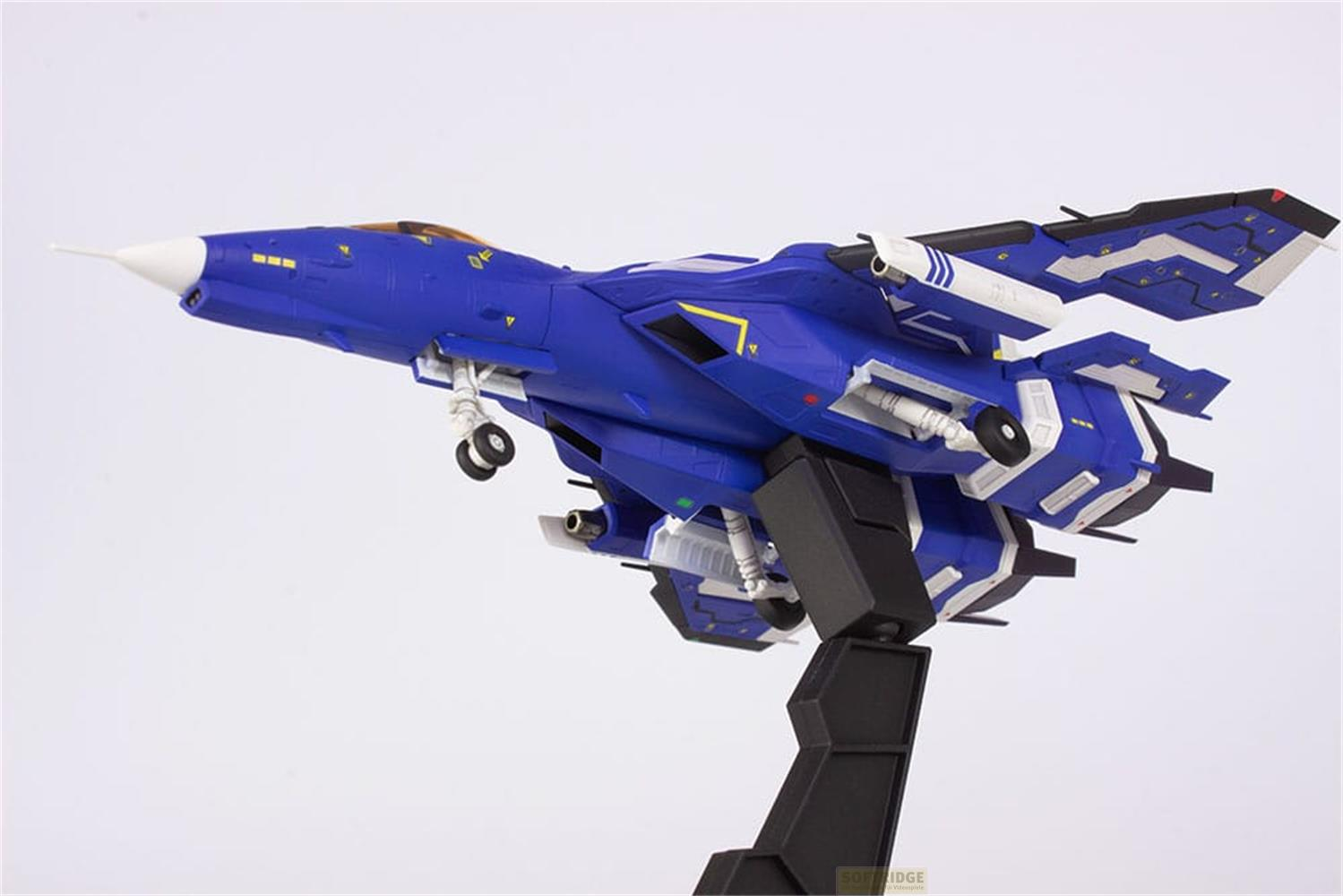 Blaues futuristisches Flugzeugmodell mit ausgefahrenem Fahrwerk auf einem schwarzen Ständer.