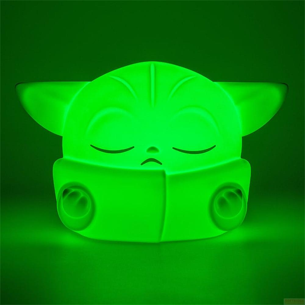 Zielona lampka Baby Yoda z zamkniętymi oczami i uszami, śpi.