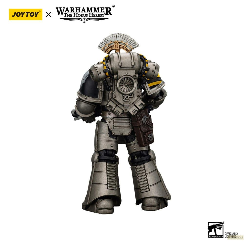 Eine graue Space Marine-Figur mit Helm und Waffen.