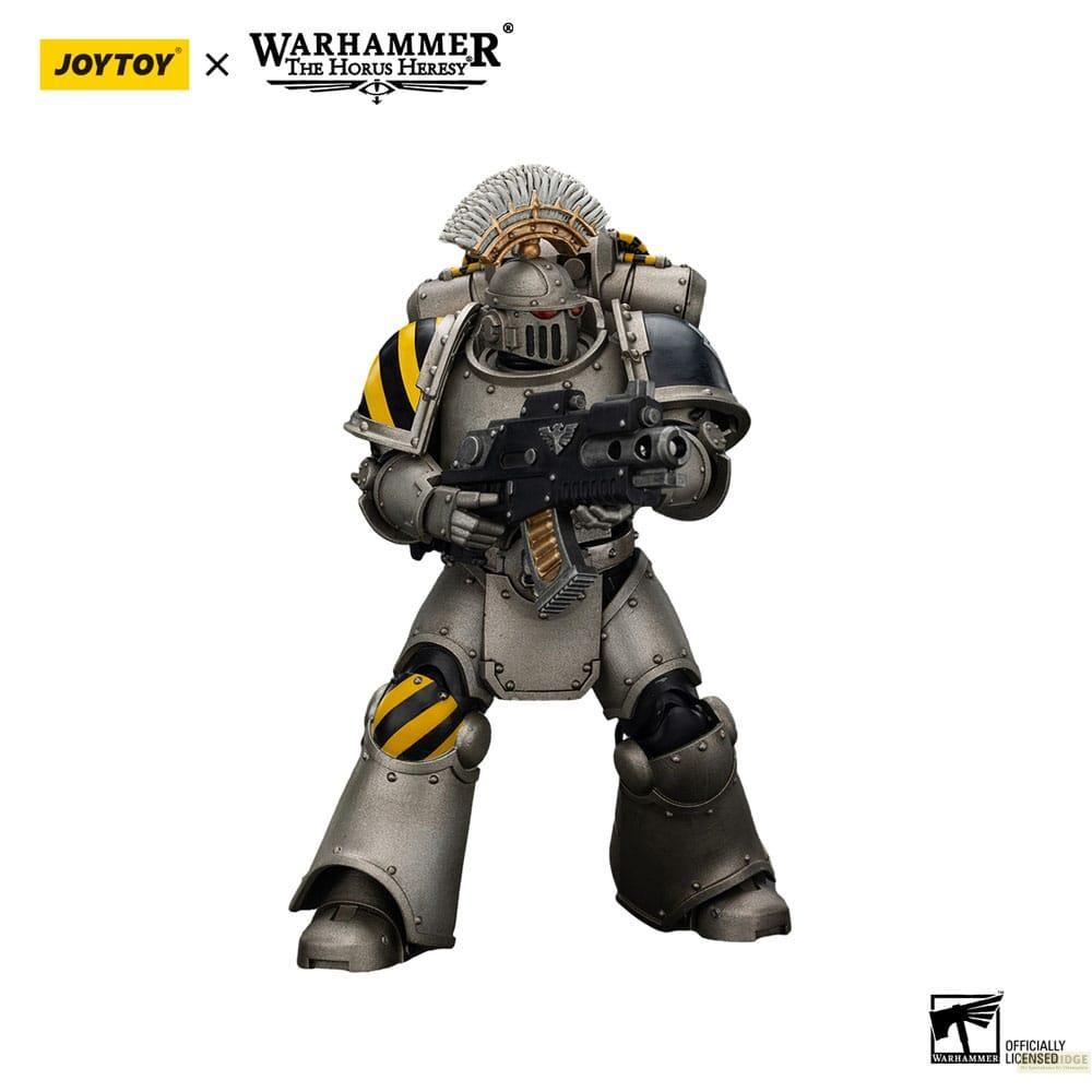 Eine graue Warhammer-Actionfigur mit gelb-schwarzen Streifen, Helm und Bolter-Gewehr vor weißem Hintergrund.