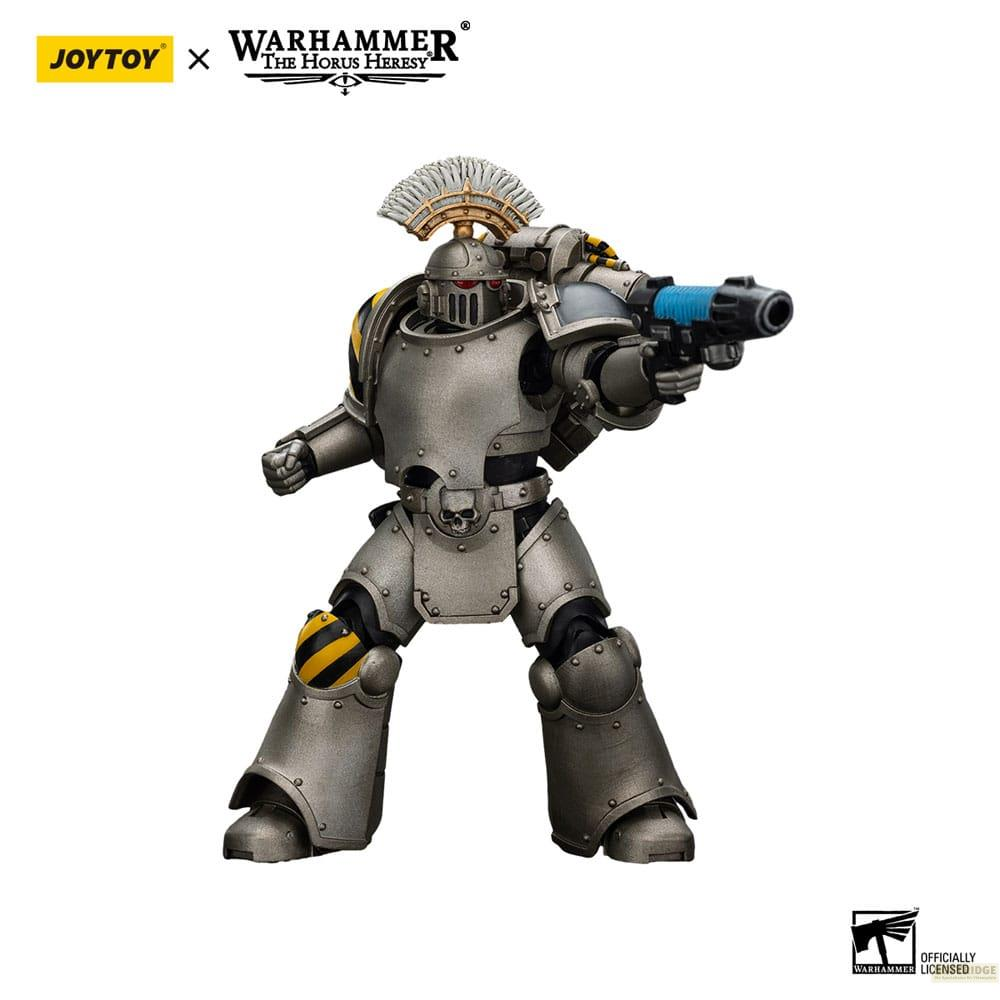Grauer Space Marine mit Helm und Waffe, gelben Markierungen an den Beinen.