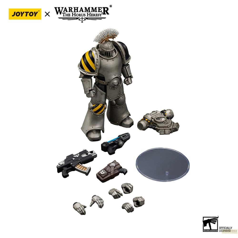 Ein Krieger aus Warhammer mit Waffen und Händen vor weißem Hintergrund.