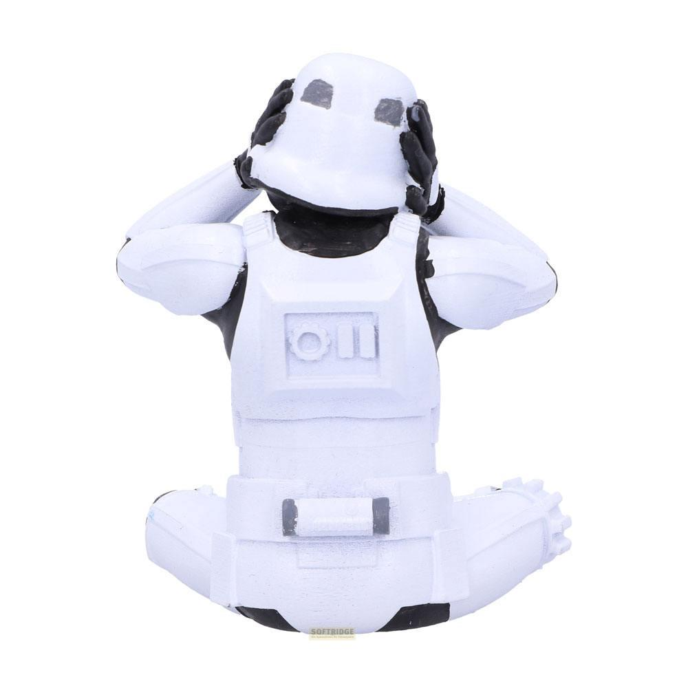 Una figura blanca de Stormtrooper se sienta con las piernas cruzadas, tapándose los oídos.