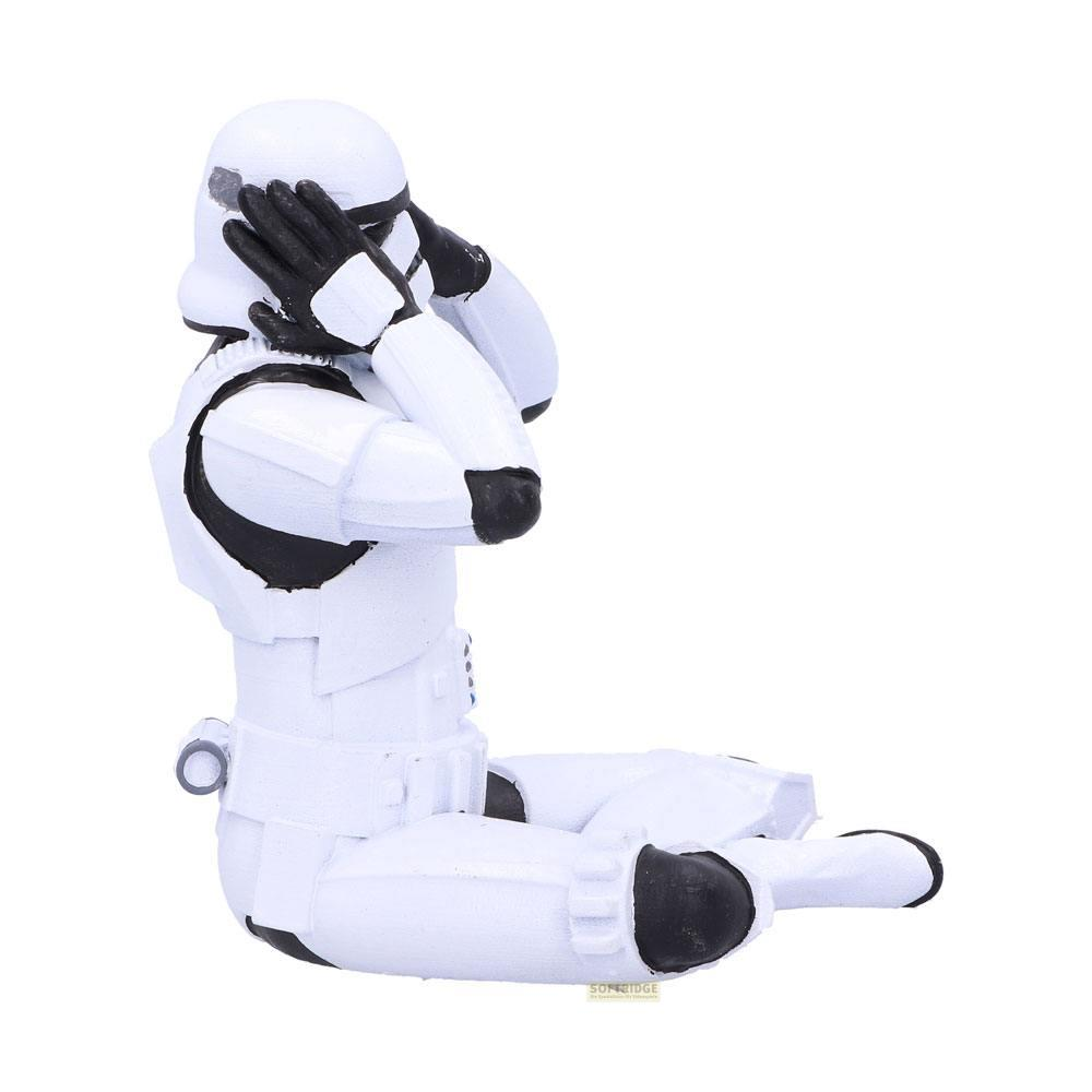 Una figura de Stormtrooper está sentada en el suelo cubriéndose las orejas con las manos.