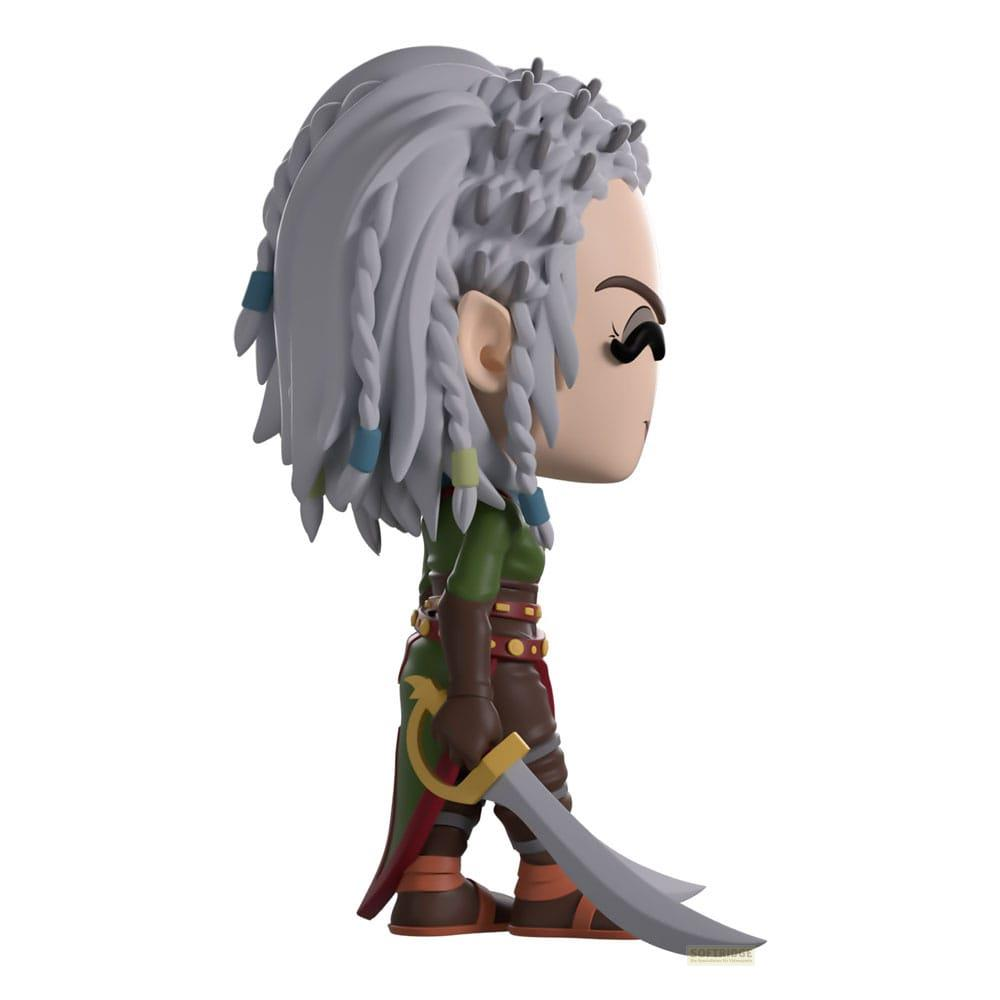 Eine stilisierte Figur mit grauem Haar, das zu Zöpfen geflochten ist, trägt grüne Kleidung und hält ein Schwert.