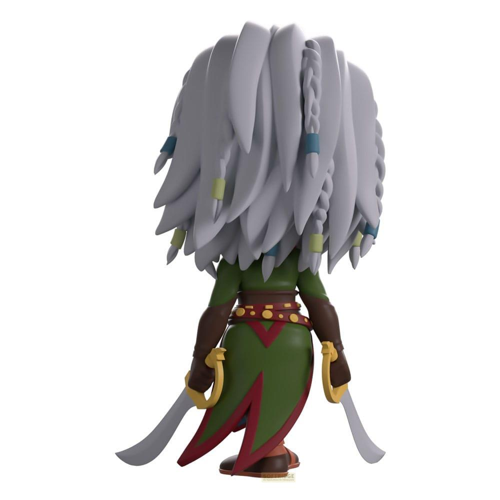 Eine Figur mit grauem Haar, das zu Zöpfen geflochten ist, trägt ein grünes Kleid und hält zwei Schwerter.