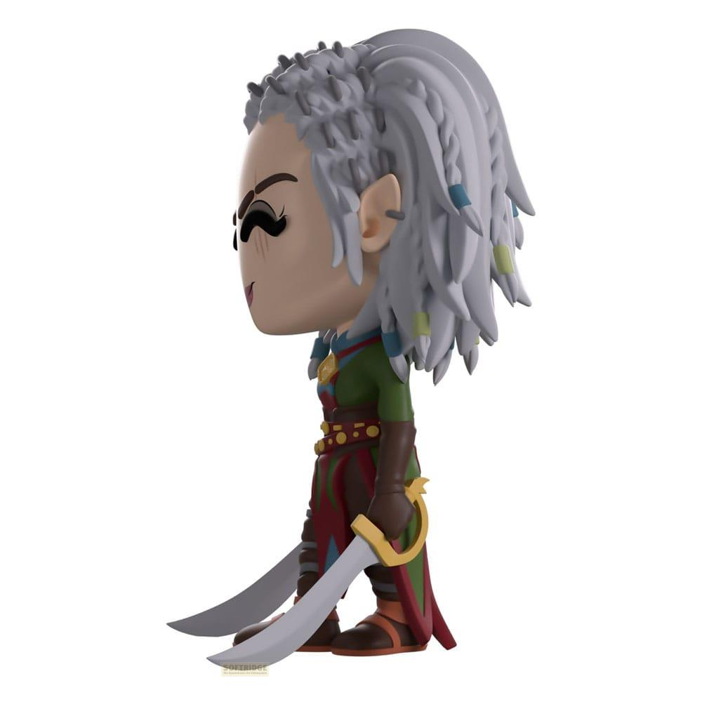 Chibi-Figur einer Kriegerin mit grauem Haar, die zwei Schwerter hält.