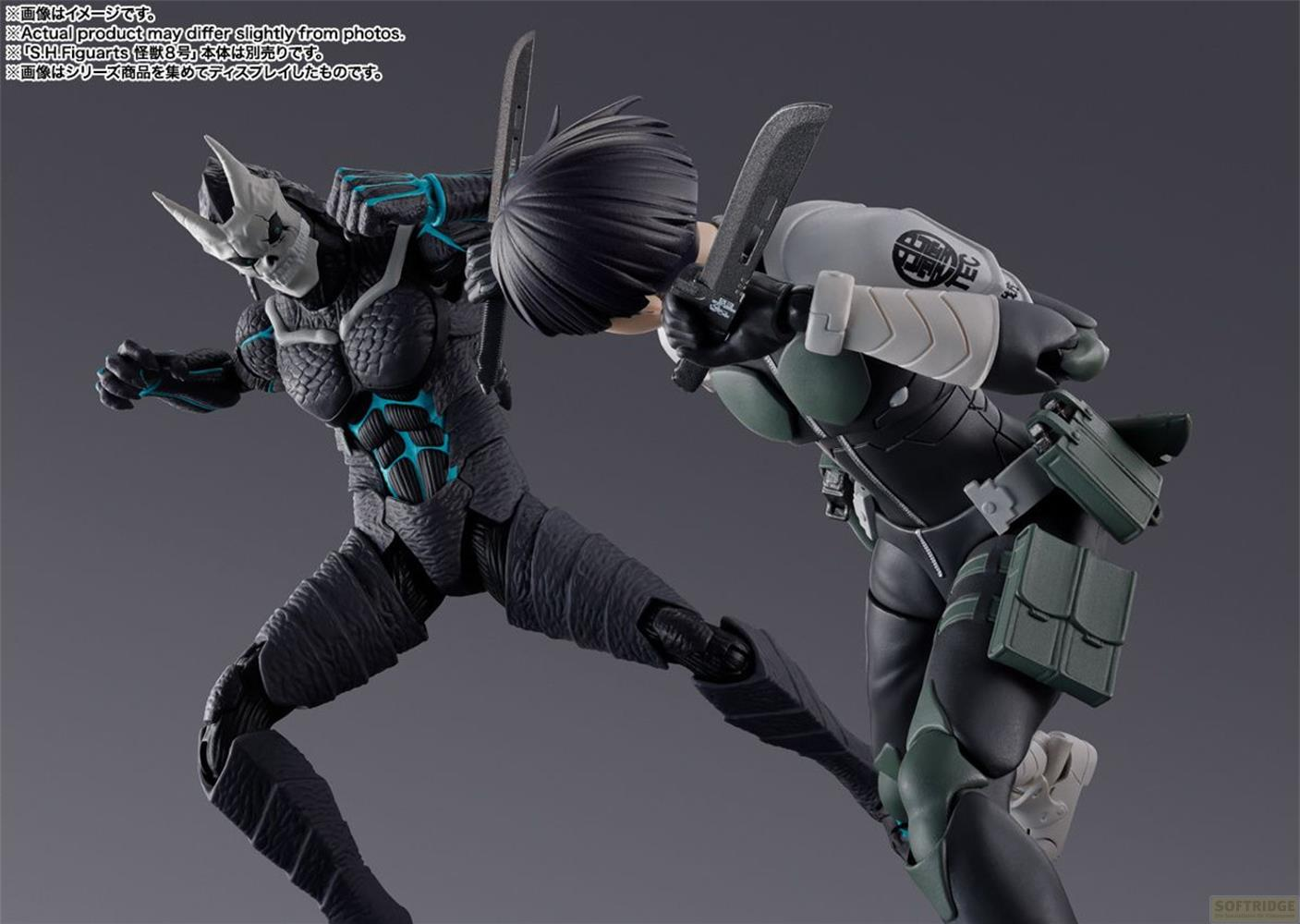 Due action figure combattono, una nera con accenti blu, l'altra grigia e verde.