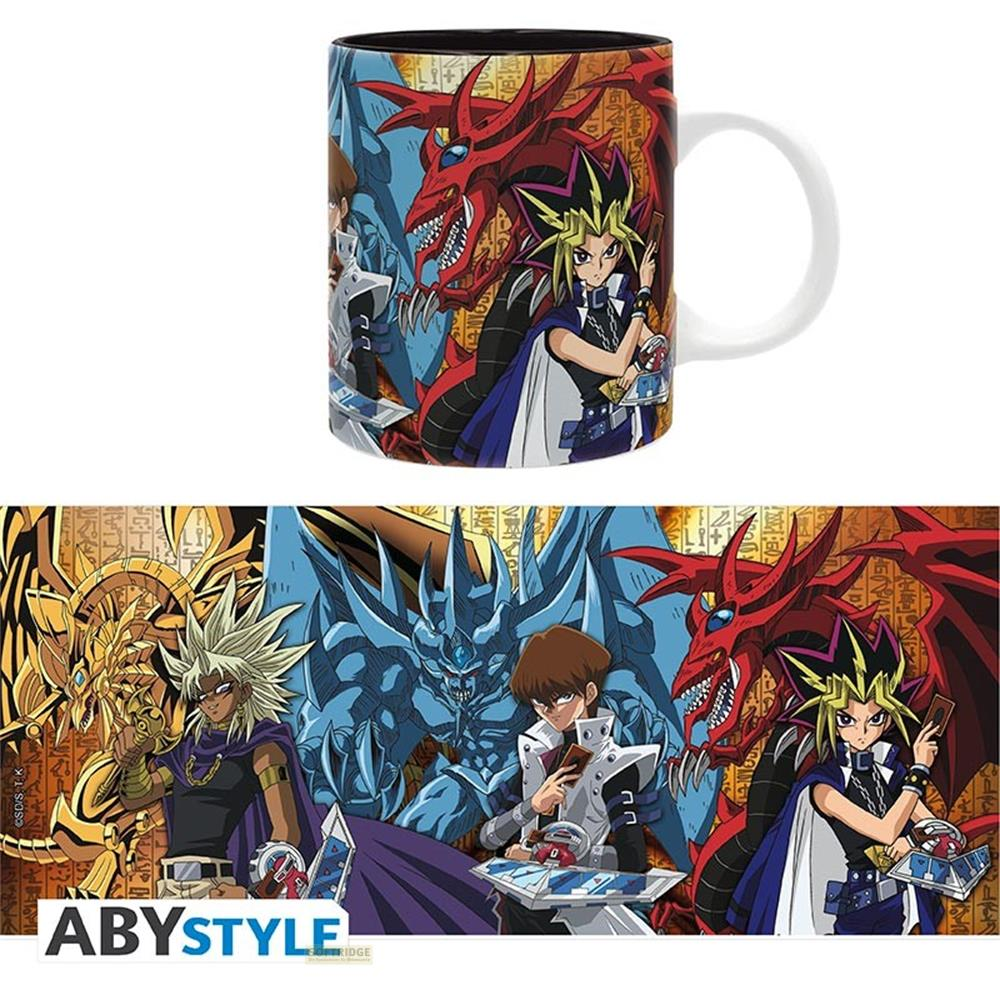 Personnages Yu-Gi-Oh! avec dragons et monstres sur tasse et bannière.