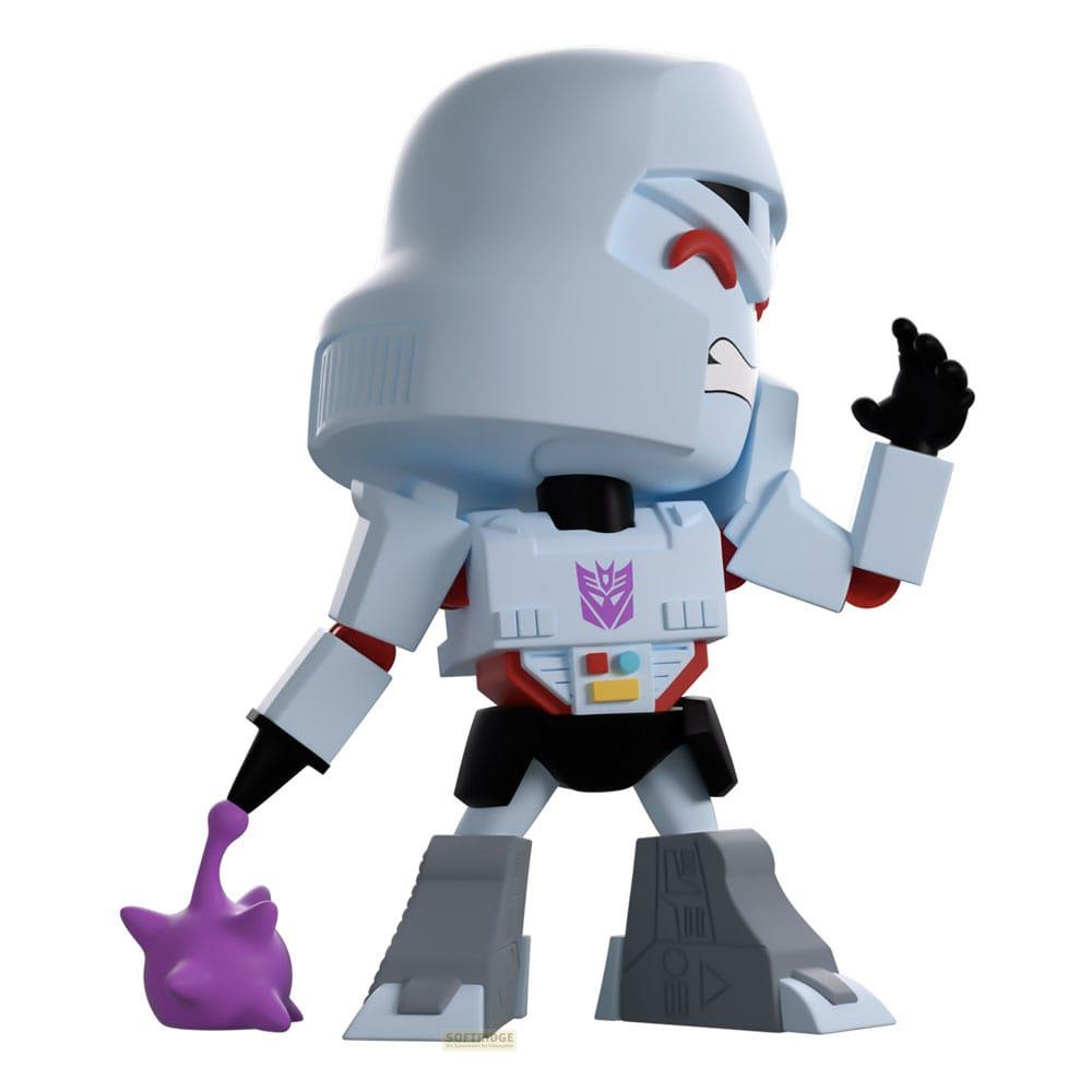 Ein hellblauer Roboter mit Helm hält eine lila Kreatur und hebt die Hand.