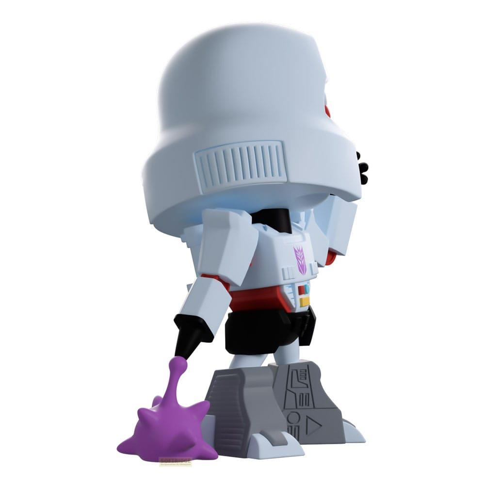 Ein weier Roboter mit groem Helm, der eine lila Kreatur in der Hand hält.