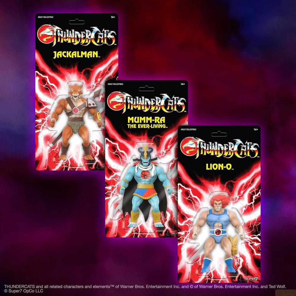Action figure Thundercats: Jackalman, Mumm-Ra e Lion-O in confezioni con design a fulmine rosso.