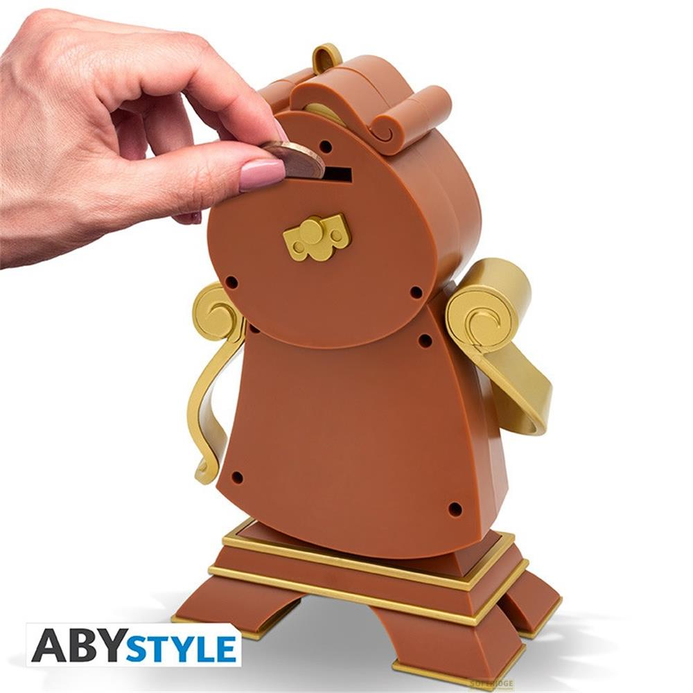 Una mano introduce una moneda en una hucha marrón con forma de cabeza de caballo y detalles dorados.