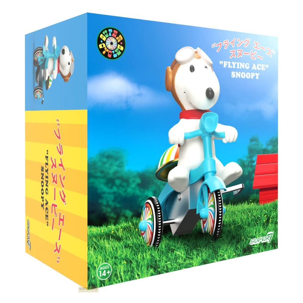 Snoopy su un triciclo con elica, contro cielo azzurro e prato verde.
