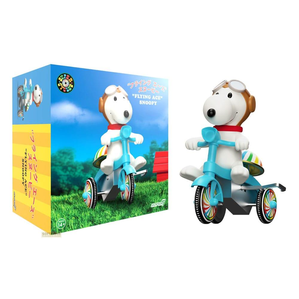Snoopy come asso volante su un triciclo blu, accanto alla sua scatola, con erba e cielo.