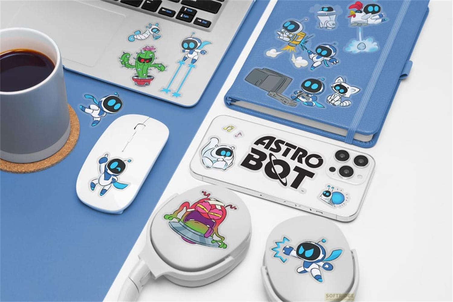 Ein Laptop, Maus, Handy und Kopfhörer mit Astro-Bot-Aufklebern.