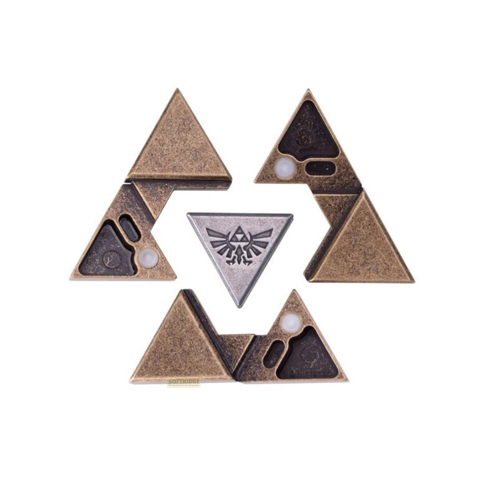 Trois pièces de puzzle triangulaires en bronze et une argentée avec symboles.