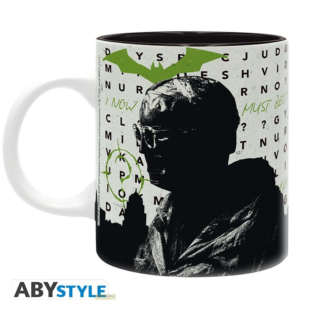 Una taza con una imagen en blanco y negro de The Riddler y un crucigrama.