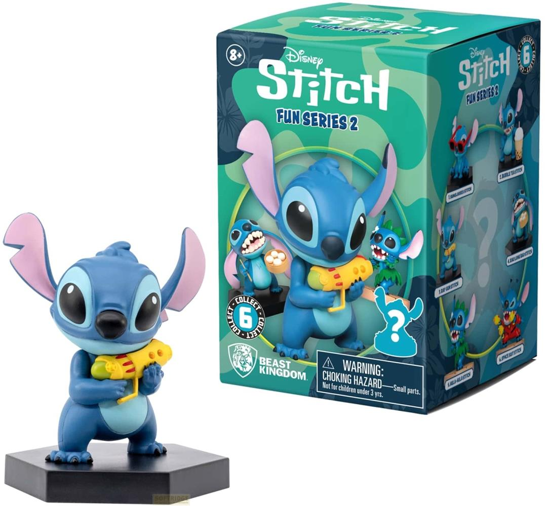 Eine Stitch-Figur mit einer gelben Waffe neben einer Sammelbox von Disney.