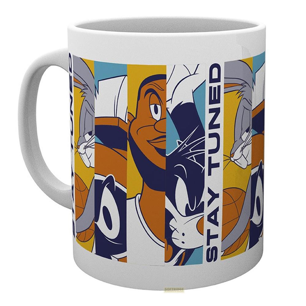 Taza blanca con Bugs Bunny y LeBron James, texto 'Stay Tuned'.