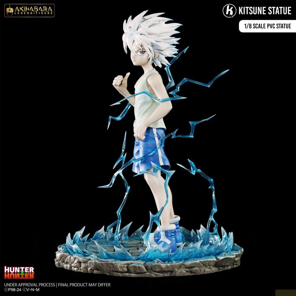 Une figurine d'anime aux cheveux blancs, chemise blanche et short bleu, entourée d'éclairs.