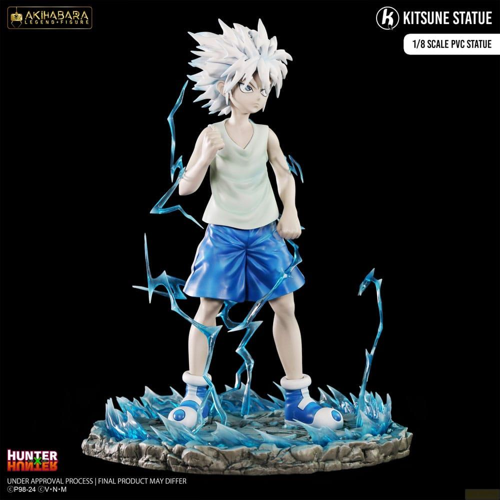 Figurine d'un garçon aux cheveux blancs, haut blanc et short bleu, entouré d'éclairs.