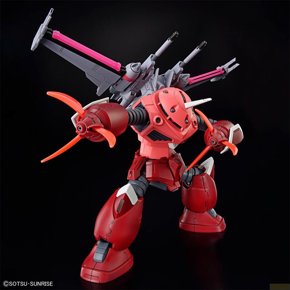 Ein roter und pinker Mech mit Propellern an Armen und Raketen am Rücken.