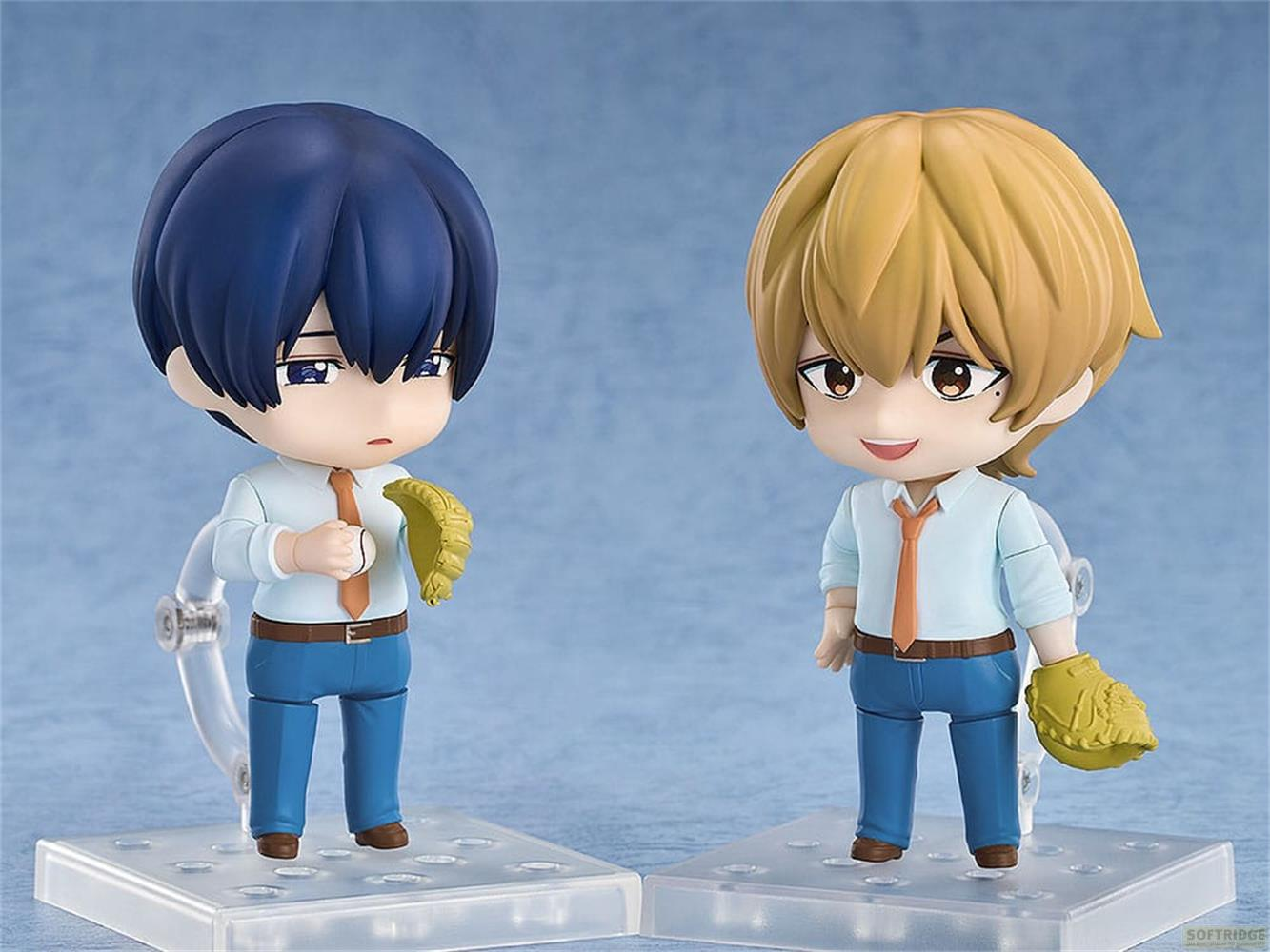 Due action figure anime in divise da baseball con guanti su piedistalli.