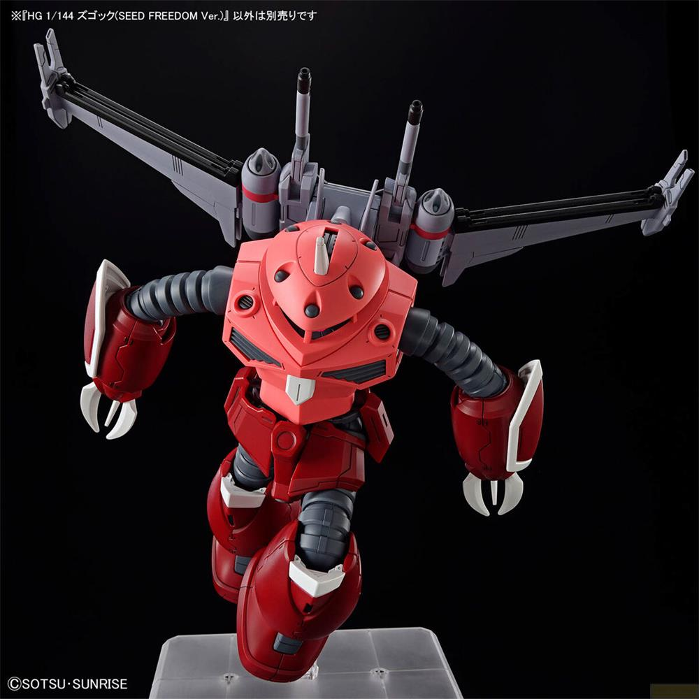 Ein roter Mech mit grauen Flügeln und schwarzen Details steht auf einem Ständer.