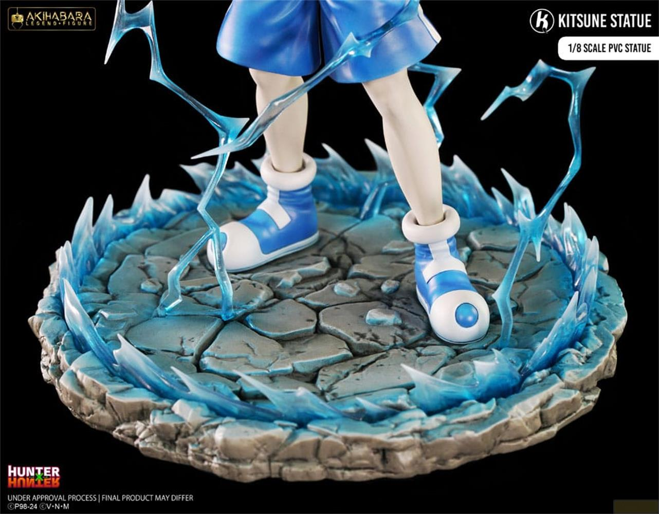 Statue d'un personnage en chaussures bleues sur une base rocheuse avec effets d'énergie bleue.