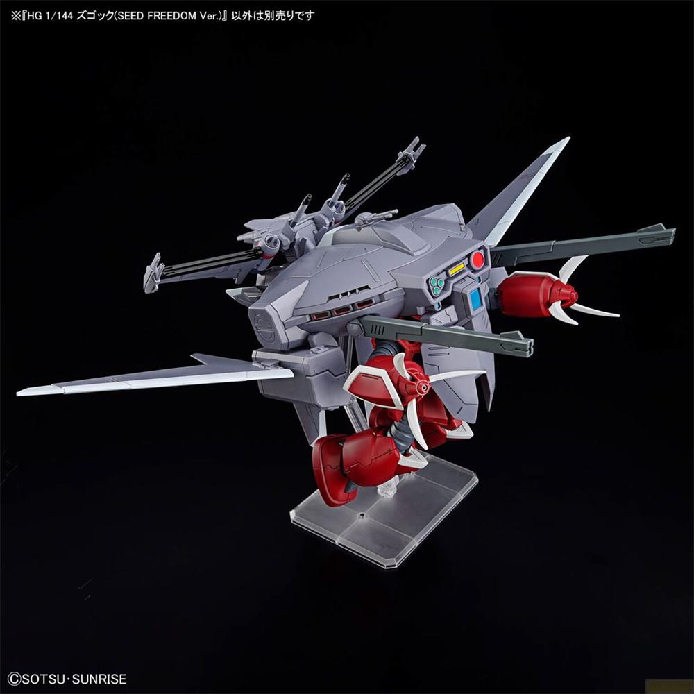 Ein graues und rotes Modell eines Mech-Roboters mit Waffen auf einem Displayständer.