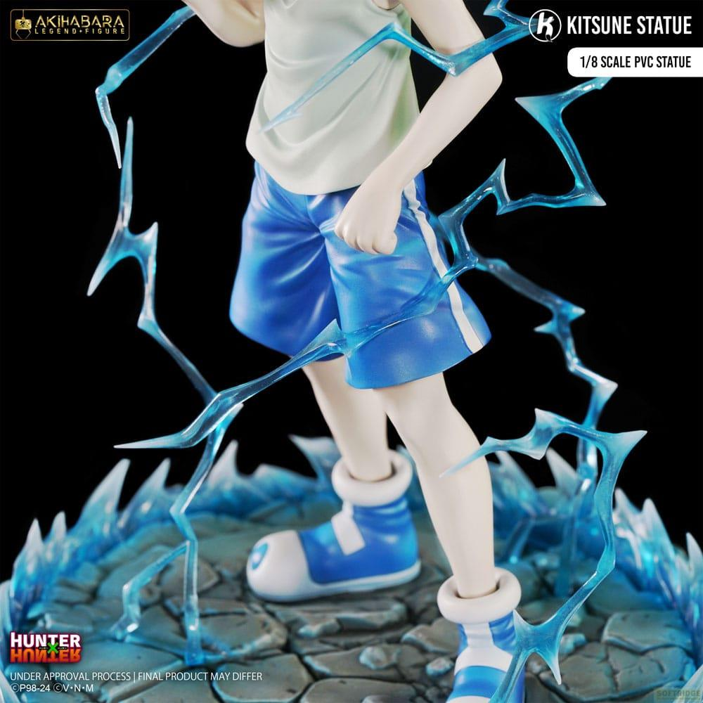 Une statue en PVC d'un personnage en short bleu et chemise blanche, entouré d'effets d'éclairs bleus sur une base rocheuse.