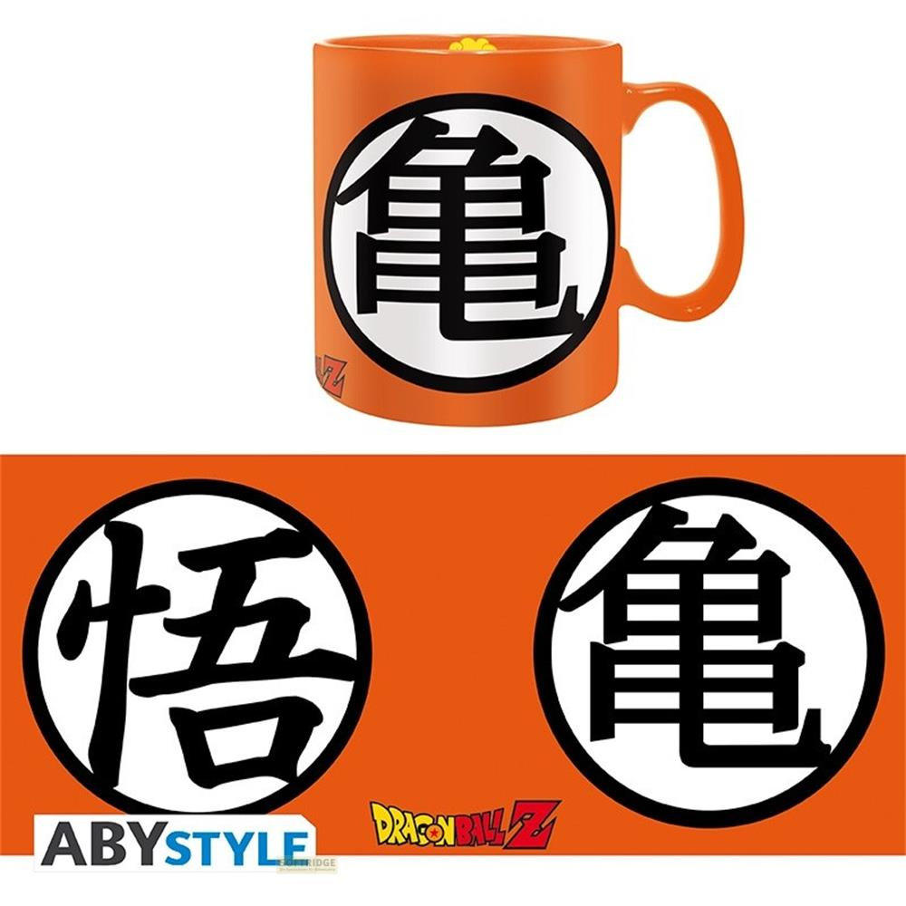 Eine orangefarbene Tasse mit dem Kanji-Symbol für "Kame" und zwei weiteren Kanji auf orangefarbenem Hintergrund.