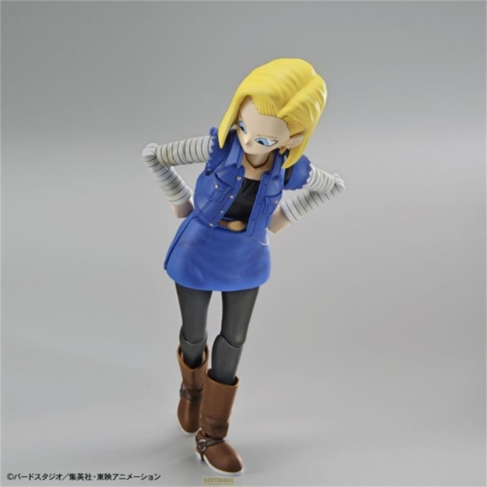 Eine Figur von Android 18 mit blonden Haaren, blauem Weste, schwarzem Top und braunen Stiefeln.