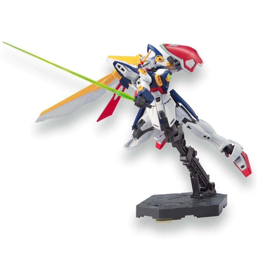 Un robot blanc avec des ailes jaunes et un sabre laser vert sur un support.