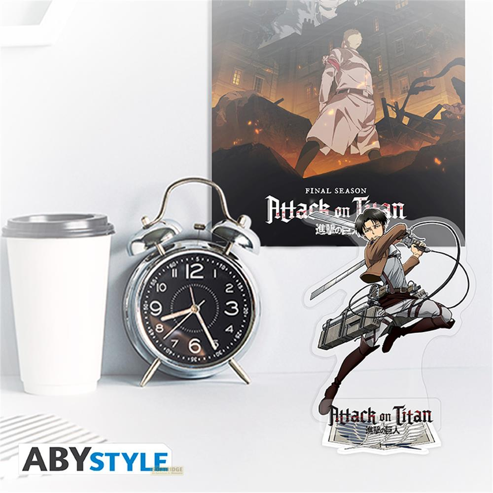 Attack on Titan-Merchandise mit einem Wecker, Becher und Figur.