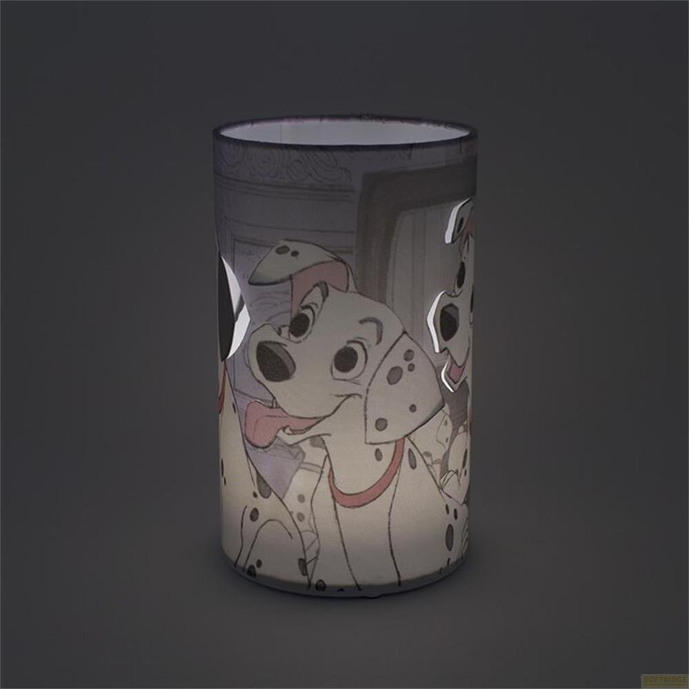 Una lampada con 101 cani dalmati disegnati sopra.