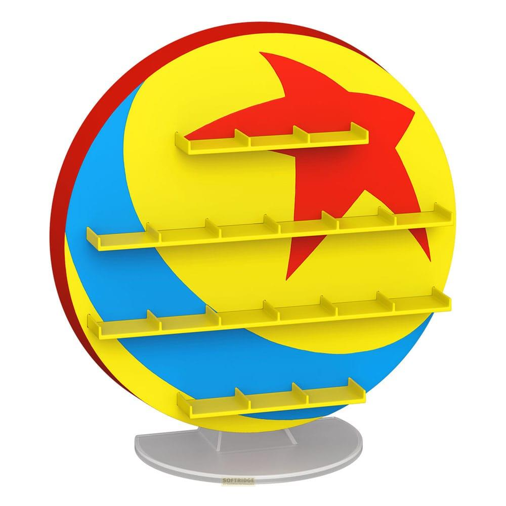 Un expositor redondo con diseño de bola de Pixar y cuatro estantes amarillos.