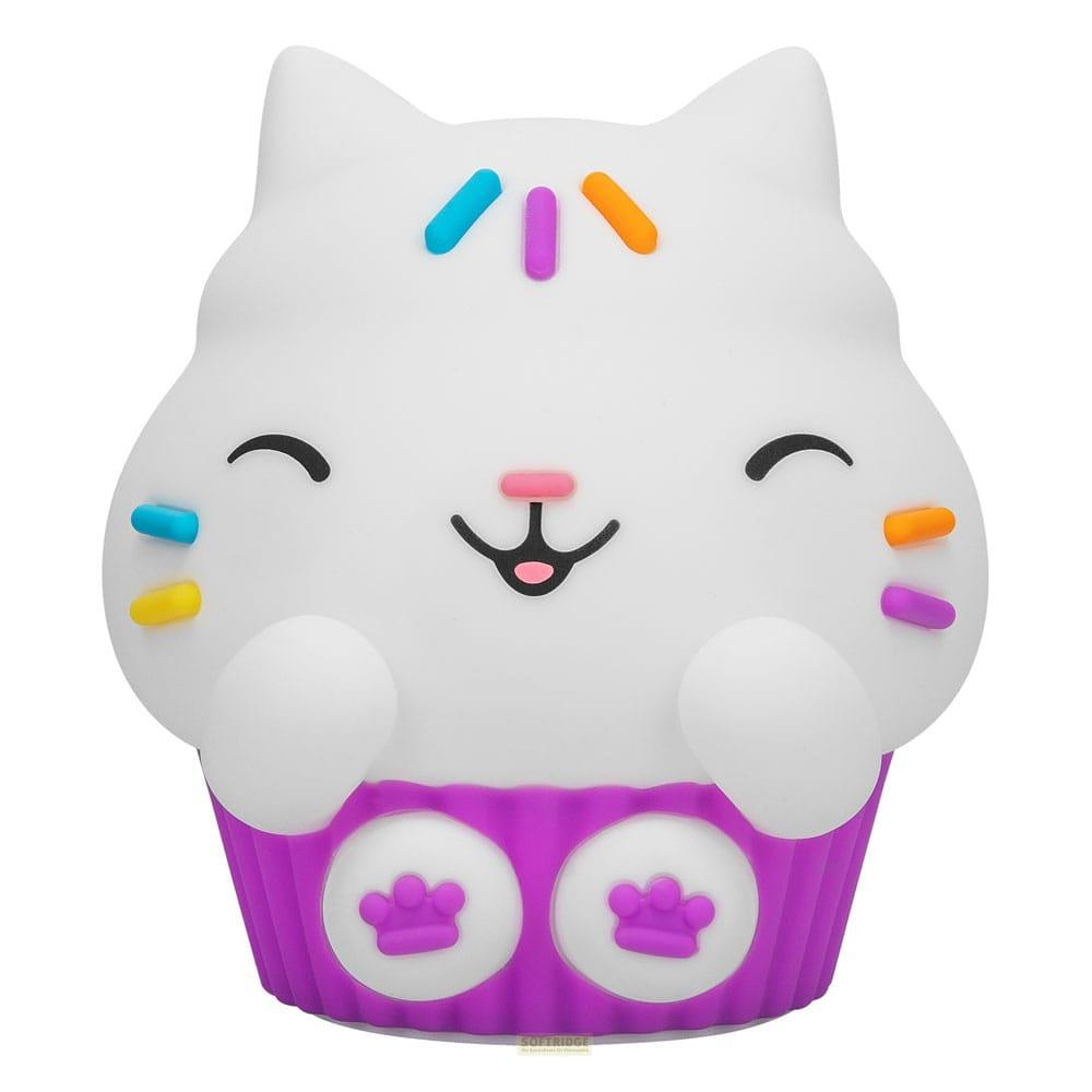 Biały cupcake w kształcie kota z fioletową podstawą i kolorową posypką.