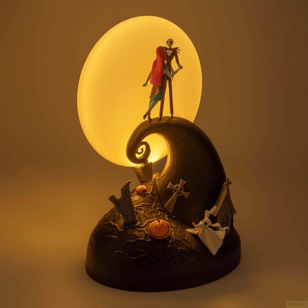 Jack y Sally en una colina ante una gran luna, con calabazas y lápidas.