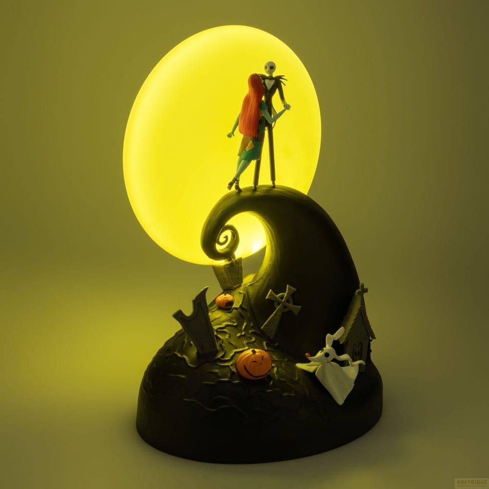 Jack y Sally se paran en una colina ante una luna amarilla; tumbas y calabazas abajo.